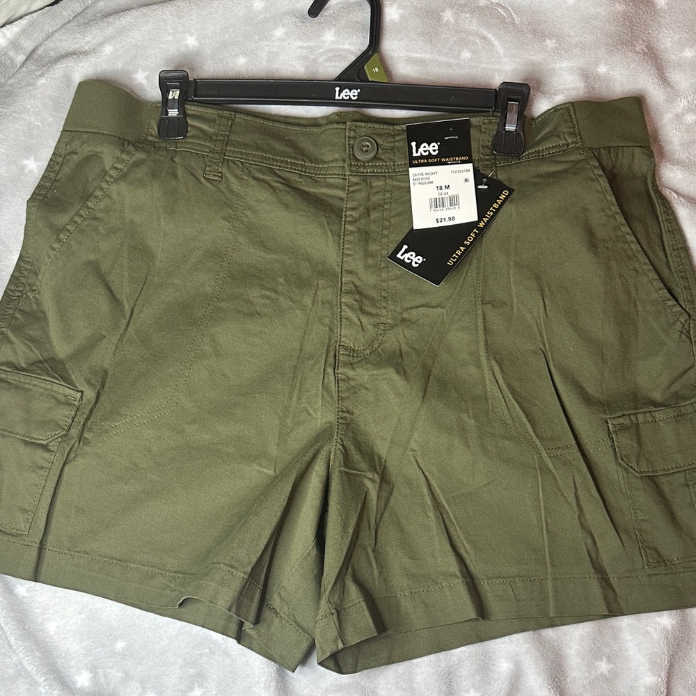 Lee Women's Cargo Shorts in Olive